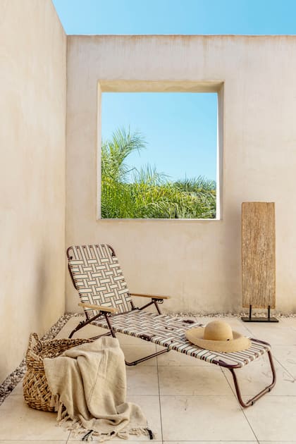 Reposera y manta (Zara Home). Canasto (Mango Home).