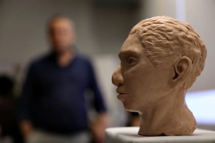 Representación artística de la cabeza y la cara de una niña de 13 años, de la especie humana prehistórica Denisovan