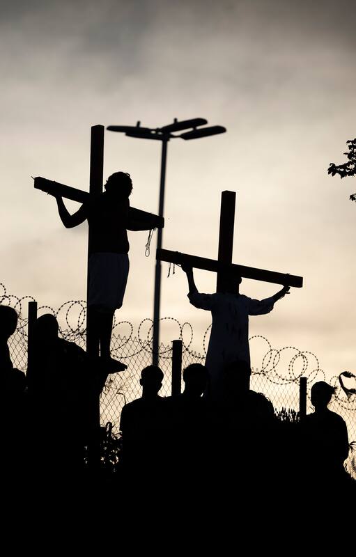 Representación de la Crucifixión de Jesús en la Parroquia Cristo Obrero