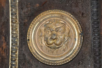 Representación de un león en relieve sobre un medallón dorado hallado en la tumba (Foto: Gentileza Oficina Estatal de Monumentos de Berlín, Gunnar Nath)