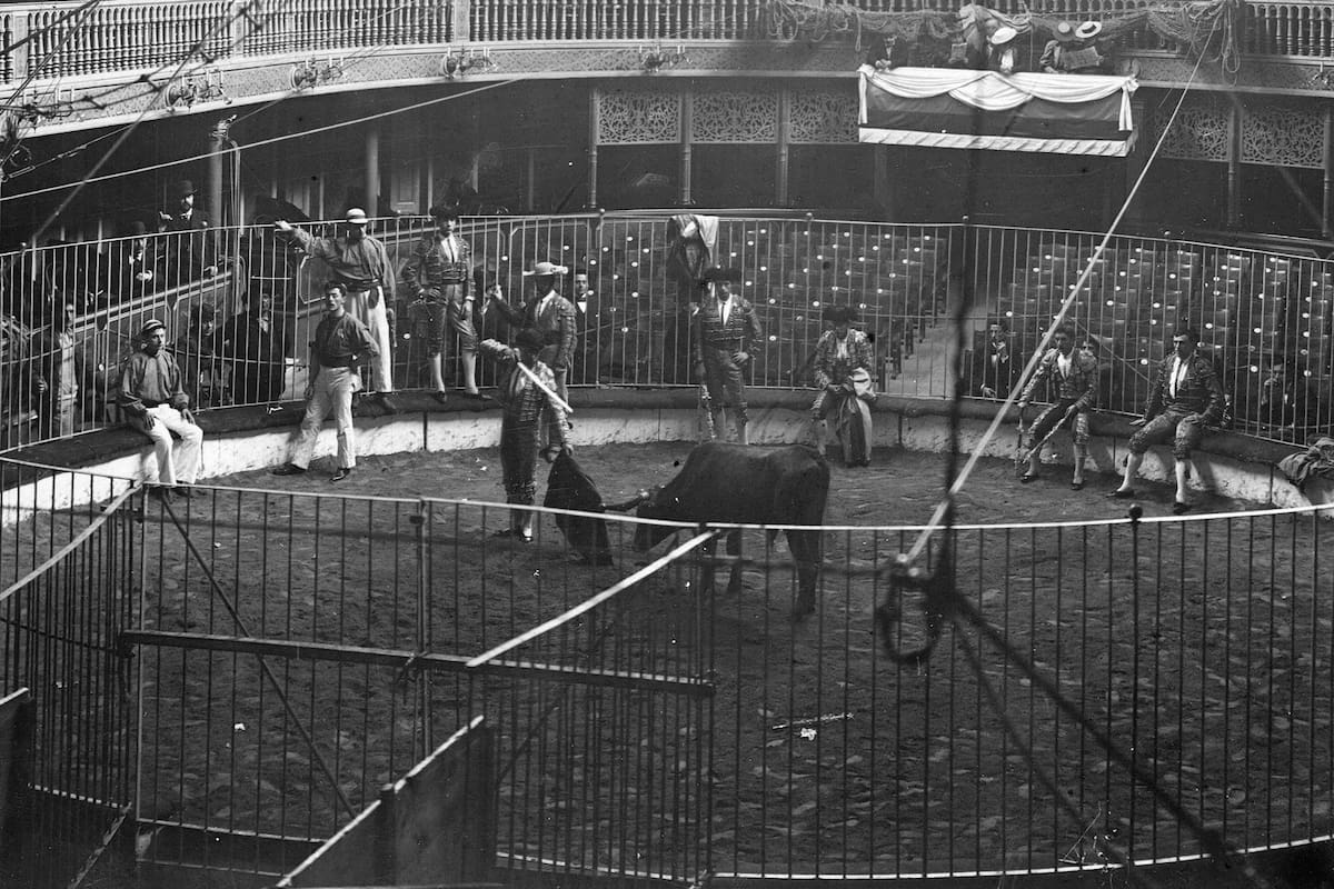 Representación de una corrida en el viejo Teatro San Martín.