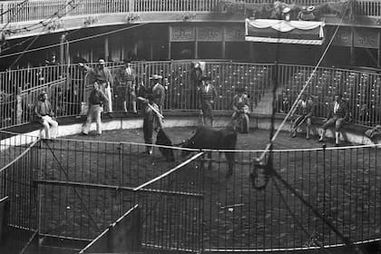 Representación de una corrida en el viejo Teatro San Martín.