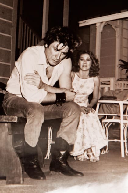 Representando la obra Picnic en el teatro Astral, a fines de los 70, dirigidos por Hugo Urquijo