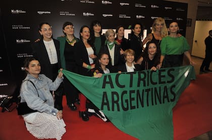 Representantes de Actrices argentinas celebraron el estreno y posaron junto a una bandera de la agrupación que tomó el injusto proceso penal que relata la película como uno de sus estandartes
