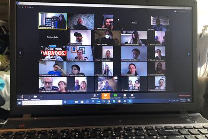 Representantes de argentinos que están en 33 países sin poder volver denuncian a diputados opositores que no reciben asistencia ni información