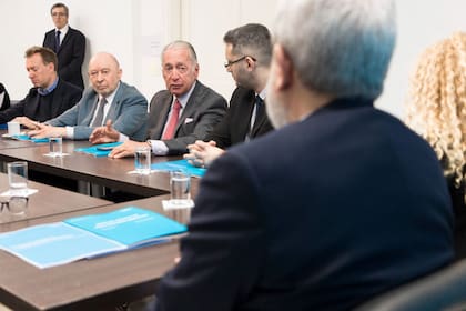 Representantes de cámaras industriales conversaron con el ministro Aníbal Fernández sobre el fortalecimiento de controles para evitar el desvío de precursores químicos