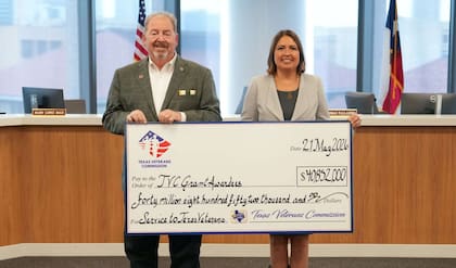 Representantes de la Comisión de Veteranos de Texas recibieron un cheque simbólico por parte del gobierno del estado