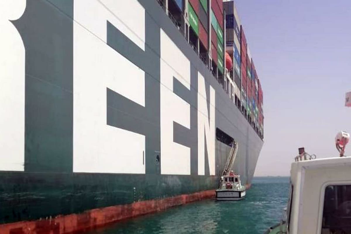 Representantes de la ITF se acercan al Ever Given, que está anclado en el Gran Lago Amargo, Egipto