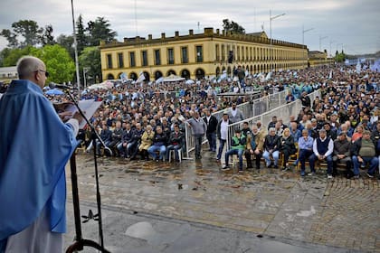Representantes de la oposición y el sindicalismo durante una misa en Luján, en octubre último