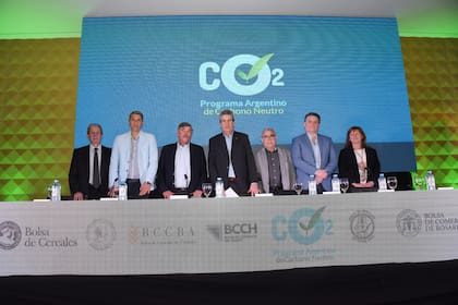 Representantes de las diversas Bolsas del país y del gobierno durante la presentación del Programa Argentino de Carbono Neutro para Alimentos, Bebidas y Bioenergías de Exportación (Pacn)