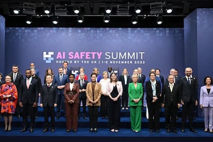 Representantes de los 28 países que firmaron la Declaración de Bletchley para diseñar un marco regulatorio de la inteligencia artificial