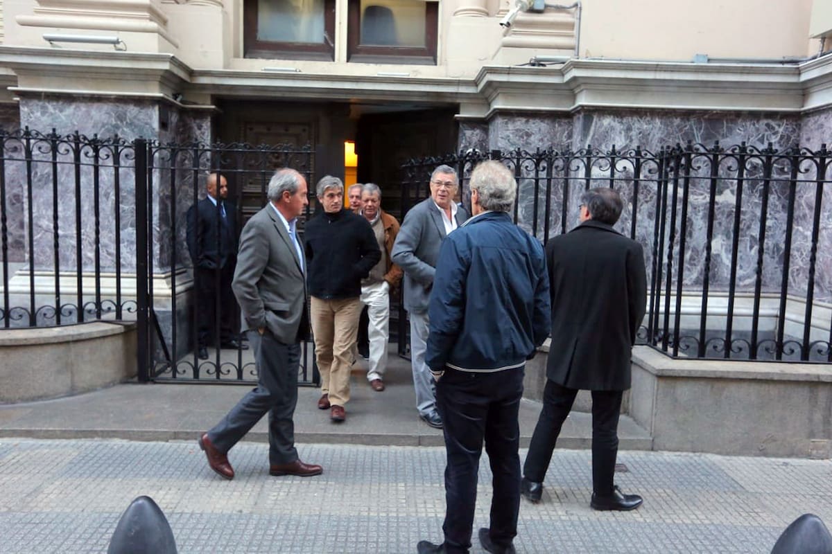 Representantes de los bancos salen de la reunión del Banco Central, luego de las medidas anunciadas por e gobierno