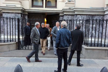 Representantes de bancos salen de la reunión del Banco Central, luego de las medidas anunciadas por el gobierno