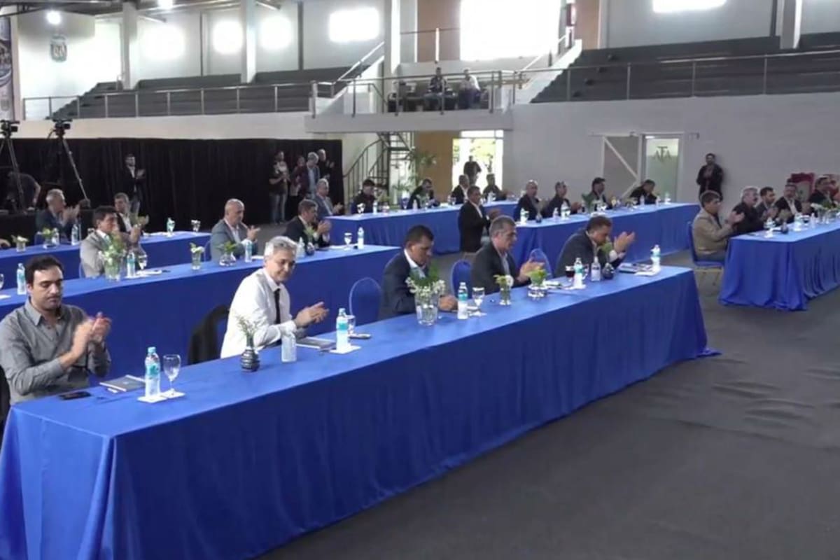Representantes de los clubes de primera, durante la asamblea exprés que ungió a Marcelo Tinelli como presidente de la Superliga.