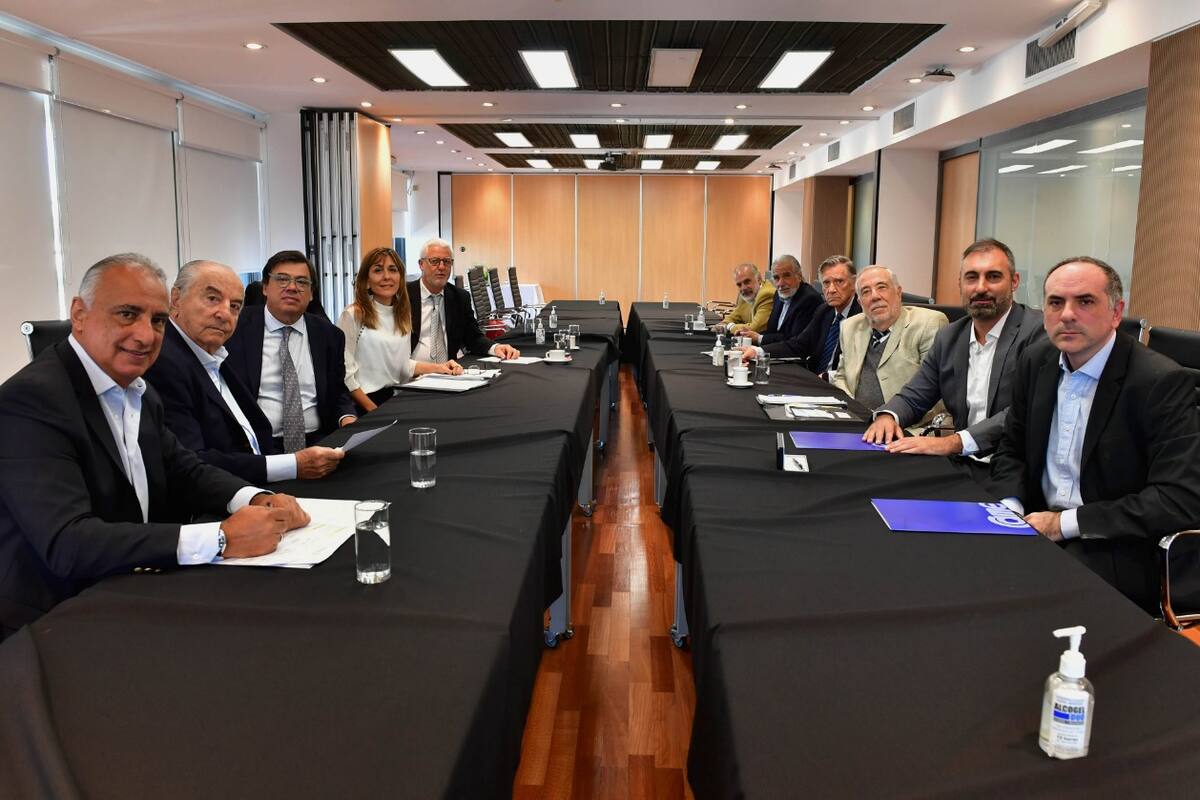 Representantes de los empresarios y del sindicatos de comercio firmaron en el Ministerio de Trabajo un incremento salarial de 59,5% para los próximos doce meses