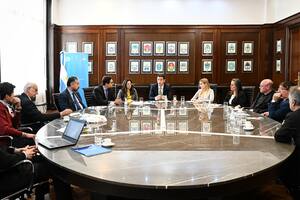 Representantes de los kiosqueros junto a los dueños de Panini e integrantes de la Secretaría de Comercio