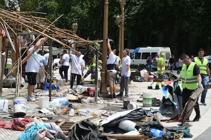 Representantes de pueblos originarios que se encontraban acampando desde hace más de 3 años en la Plaza de Mayo, frente a la Casa Rosada, accedieron hoy a retirar las carpas que habían montado en el lugar, luego de que se confirmara una reunión con la ministra de Seguridad, Patricia Bullrich