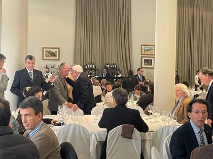 Representantes del Grupo de los Seis (G6) al llegar al almuerzo