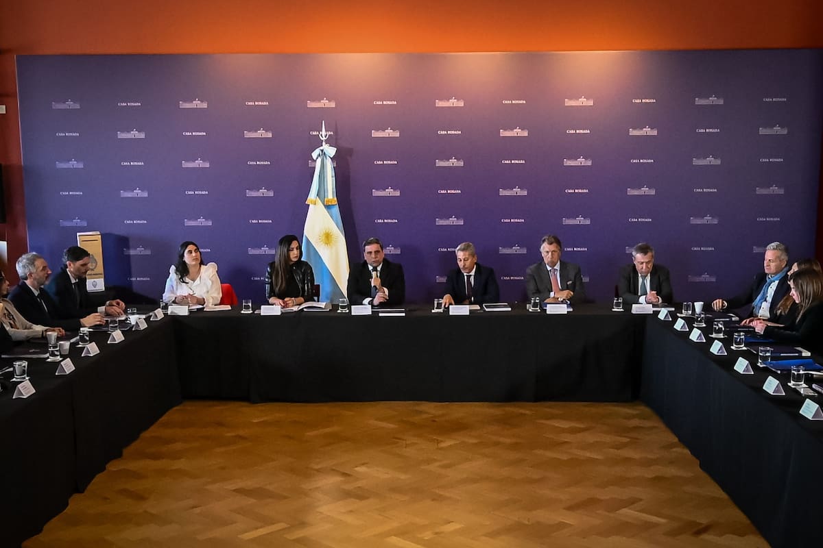 Representantes del Poder Ejecutivo y Judicial, en la reunión en Casa Rosada por la implementación de la Boleta Única Papel