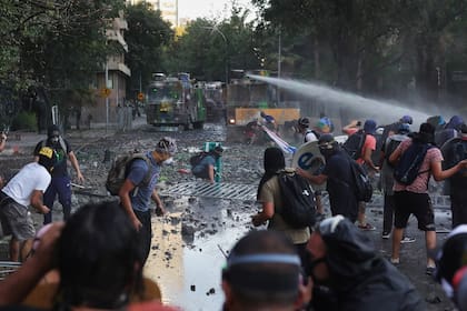 Represión con camiones hidrantes en Santiago