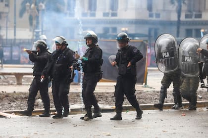 Represión de la Policía en la marcha universitaria en la Plaza del Congreso
