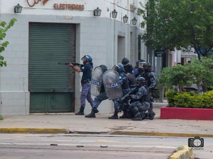 Represión policial durante las protestas recientes en la ciudad de Formosa, tras el regreso a fase 1