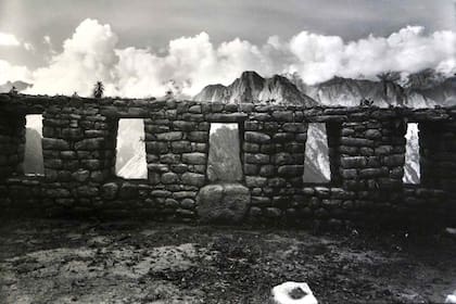 Reproducción de una fotografía de Martín Chambi de las ventanas de Huinay Huayna en el Cuzco, tomada en fecha no precisa