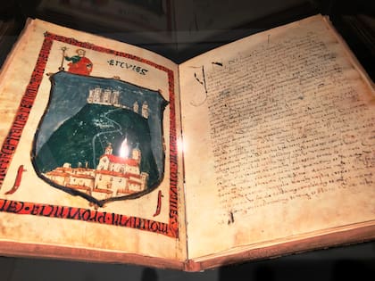Reproducción del antiguo Libro Ferrat, con el escudo local, en el Museo de Llívia