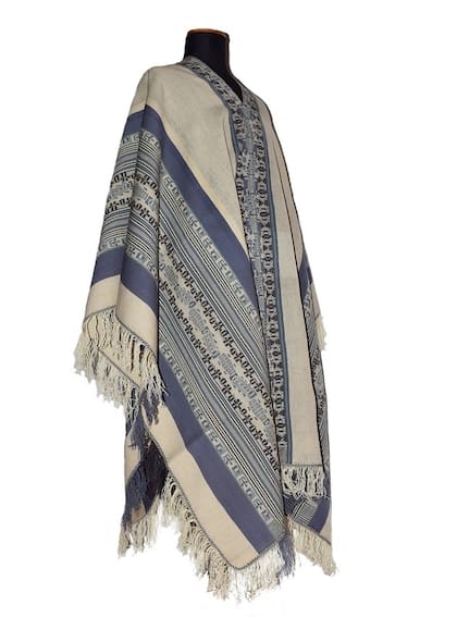 Reproducción del poncho pehuenche de San Martín, tejido en el taller Avar Saracho.