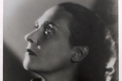 Reproducción fotográfica de retrato de la escritora Victoria Ocampo.