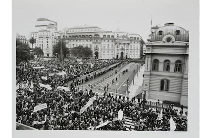 Reproducciones de copias encontradas en las calle por Astrid Pikielny que pertenecieron al archivo de Tiempo Argentino, Cronista Comercial y La Opinión. Como en ese entonces se entregaban copias de las agencias también hay de DyN y de Telam. Corresponden a la década del 70 y 80.