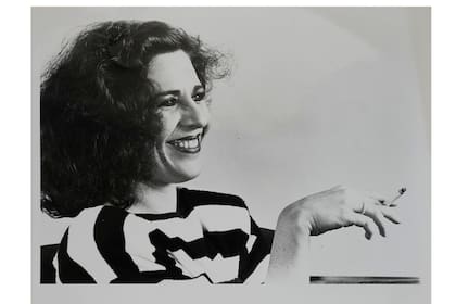 Reproducciones de copias encontradas en la calle por Astrid Pikielny que pertenecieron al archivo de Tiempo Argentino, Cronista Comercial y La Opinión. Como en ese entonces se entregaban copias de las agencias también hay de DyN y de Telam. Corresponden a la década del 70 y 80.