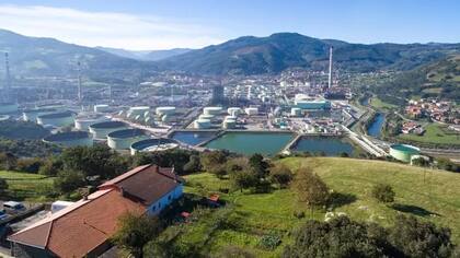 Repsol señaló que obtendrá CO2 de la planta de producción de hidrógeno en su refinería de Petronor, en la foto. La empresa comenzó a construir en mayo en el puerto de Bilbao "una de las plantas de combustibles sintéticos más grandes del mundo"