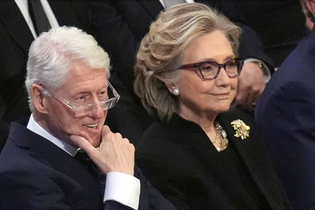 Republicanos buscan declarar en desacato a los Clinton por investigación sobre Epstein