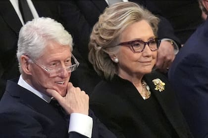 Republicanos buscan declarar en desacato a los Clinton por investigación sobre Epstein