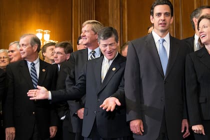 Republicanos enfrentan frustración de votantes por aumento de primas de salud