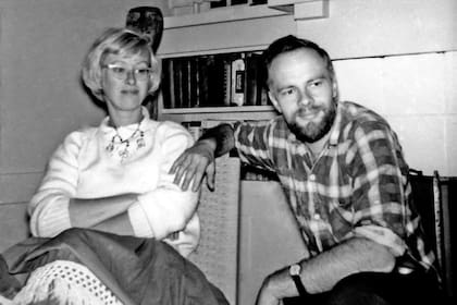 Rescatado por el cine y las series, los libros del atormentado escritor norteamericano tienen una cualidad anticipatoria que deslumbra. En la imagen, el escritor junto a su tercera esposa, Anne Rubinstein, en 1958