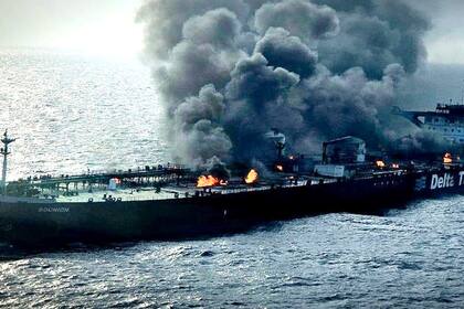 Rescatan a petrolero atacado por hutíes que amenazaba con verter crudo en el mar Rojo