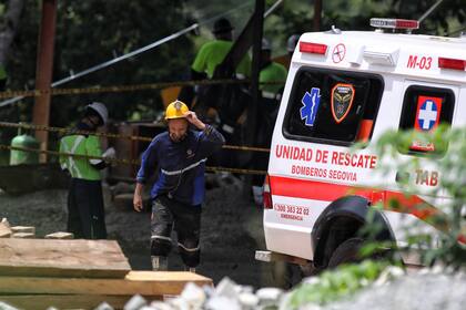 Rescatan con vida a 23 trabajadores de una mina de oro que colapsó en Colombia
