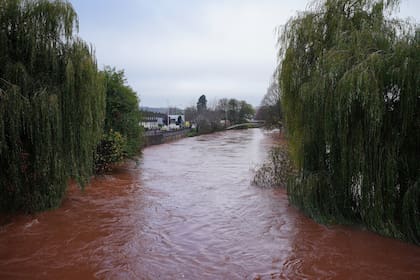 Rescatan y evacuan a decenas en Gales por inundaciones tras paso de tormenta Claudia