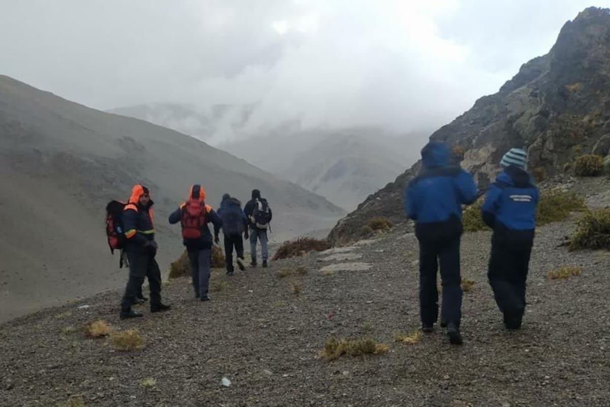 Rescate de dos andinistas franceses en el volcán Ojos del Salado, en Catamarca