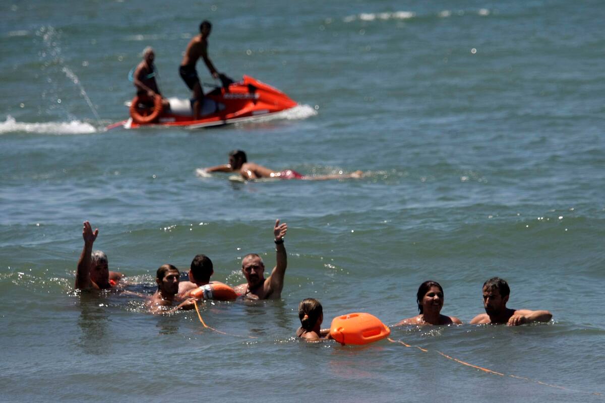 Rescate de guardavidas en Mar del Plata