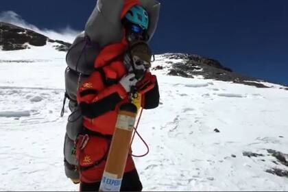 Rescate en el Everest: Interrumpió el ataque a cumbre para salvar a un escalador que estaba grave a más de 8000 metros