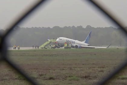 Rescatistas asisten a los pasajeros tras el despiste del Boeing de United Airlines en el aeropuerto de Houston