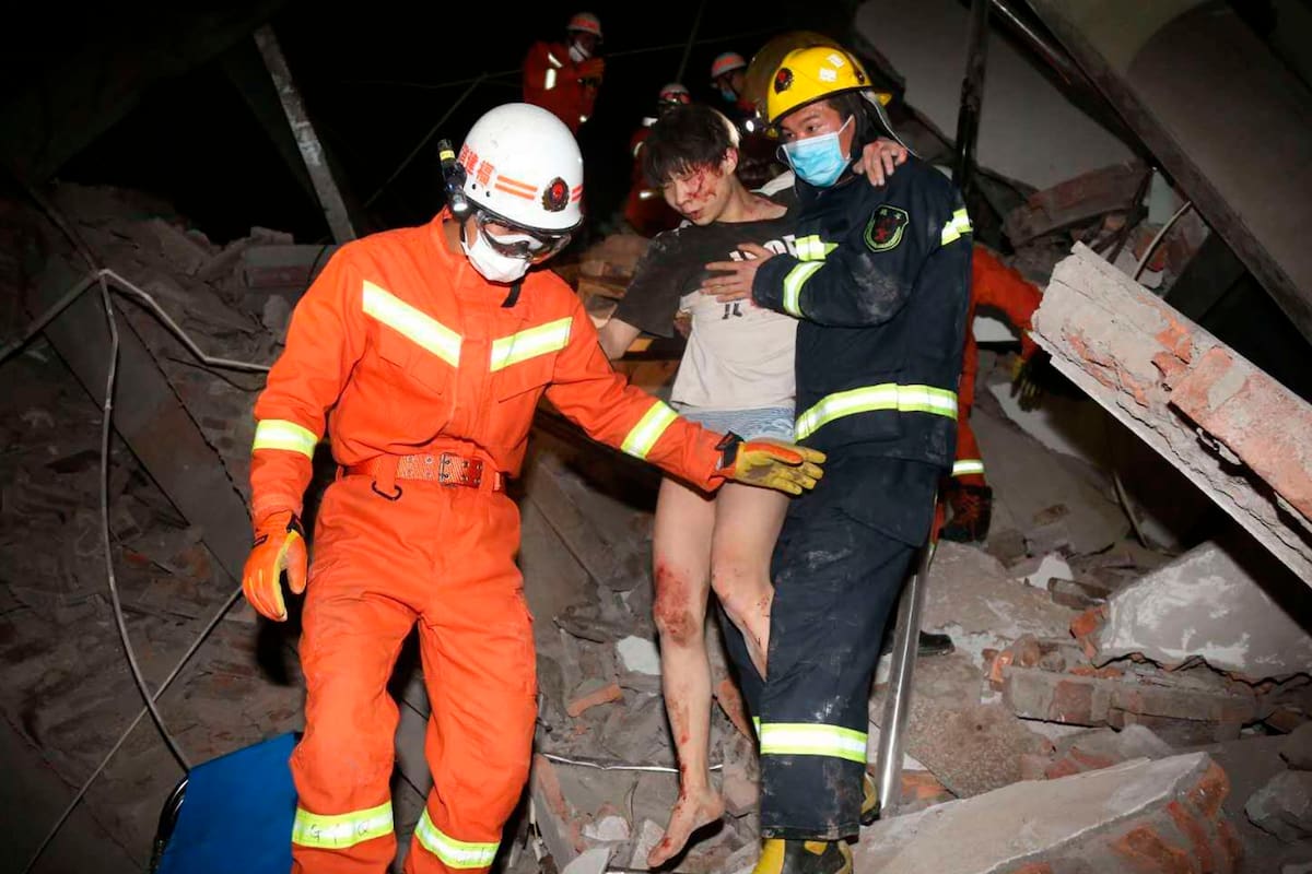 Rescatistas asisten a una mujer que estaba alojada en el hotel