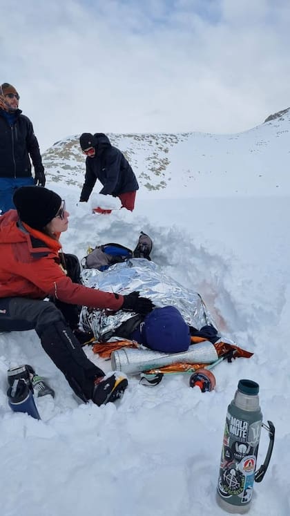 Rescatistas asisten a una persona en alta montaña, donde el frío extremo y el terreno inestable agravan las situaciones de riesgo