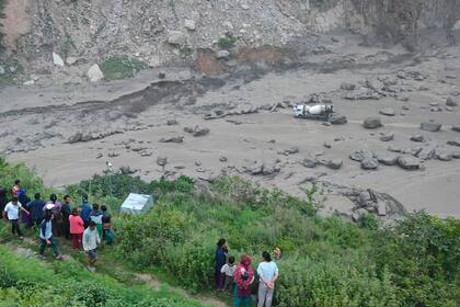 Rescatistas buscan a 19 desaparecidos y recuperan nueve cuerpos tras inundaciones en Nepal