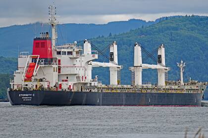 Rescatistas buscan a desaparecidos tras ataque en mar Rojo y EE.UU. dice que hutíes podrían tenerlos