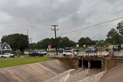 Rescatistas buscan a niña desaparecida en inundaciones en Texas mientras alertan sobre más tormentas
