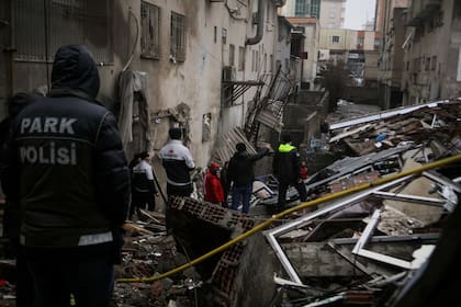 Rescatistas buscan a personas atrapadas bajo edificios destruidos tras el terremoto que sacudió Gaziantep, Turquía.